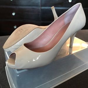 Vincent Camuto peep toe nude pumps